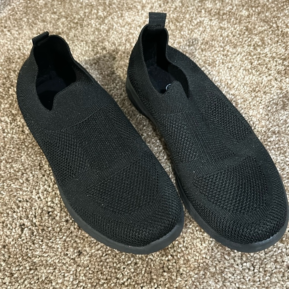 MACYS Stretchy Comfort Fit Sneakers 5 NWT